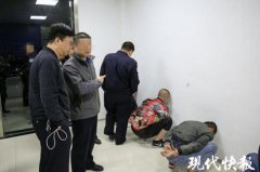 抓捕现场，吸毒男一刀刺进警察后颈