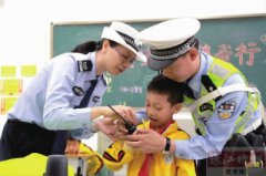 “学生哥”体验警用装备