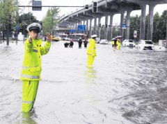 成都交警全警上路 确保路畅人安