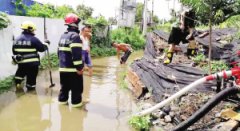 雨中求助警情不断 民警冒雨解决